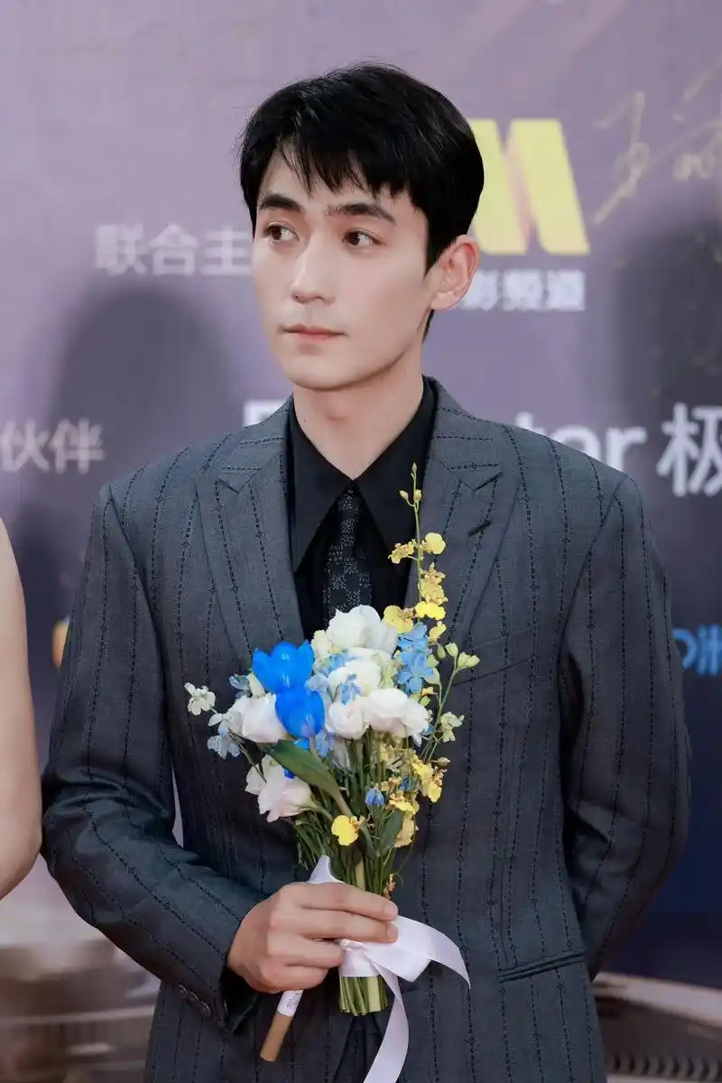 顺毛小狗.#朱一龙 #微博之夜 - 抖音