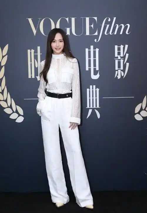 唐嫣也入坑了18岁选秀照曝光龅牙还有锥子脸与现在判若两人