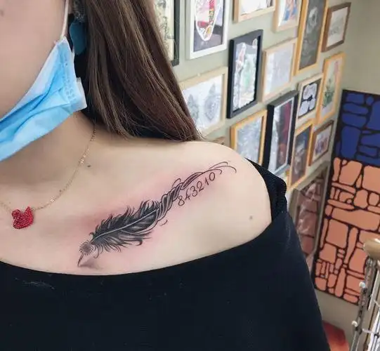 锁骨羽毛纹身图片_肩部胸部纹身图案(2)_江苏省南京市纹身店-老k