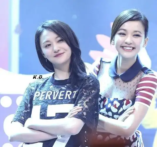 郑爽身穿白色短裙清纯甜美,可却被大9岁的陈意涵比下去了