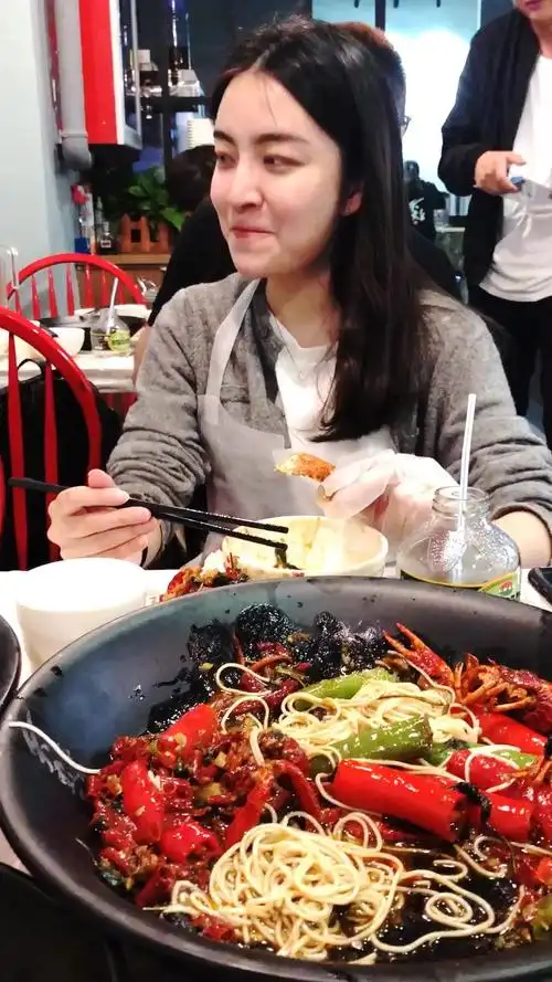 今天倩倩 来了和偶像 一起吃饭