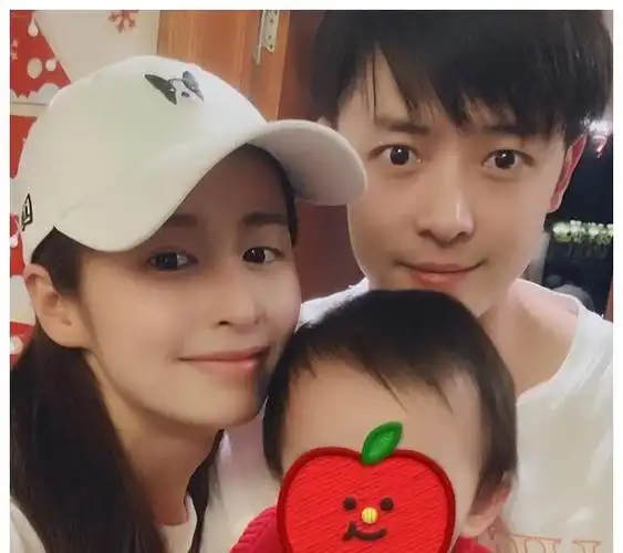 颖儿带4岁女儿走机场小月亮穿粉色套装活力十足身高引人瞩目