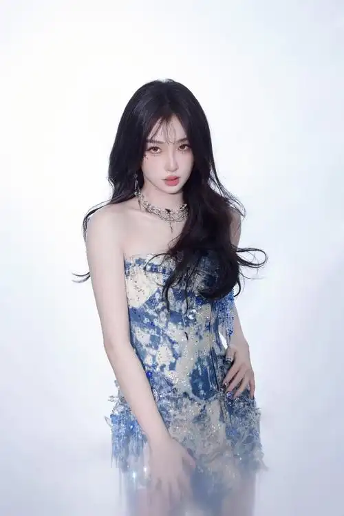 虞书欣牛仔光钻抹胸裙