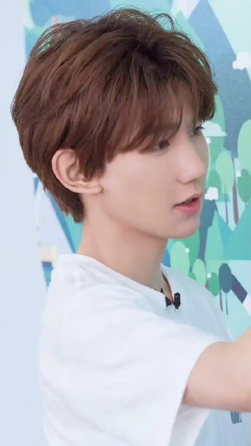 王源白衬衫素颜照