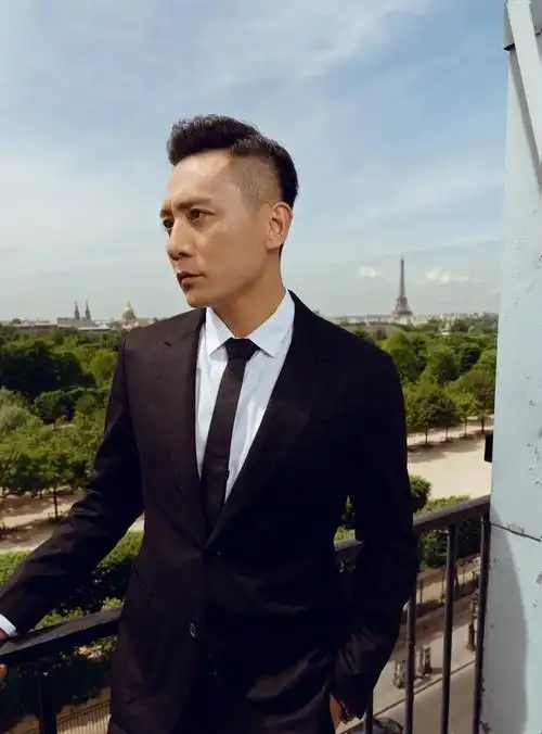 演员刘烨,在饭桌上对妻子一见钟情,结婚12年零绯闻