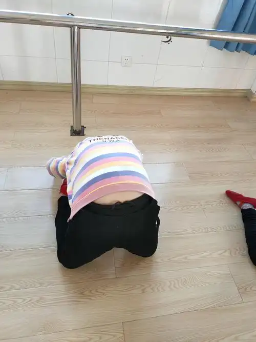 学生们再练习下小腰