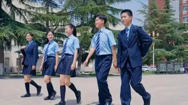 河南省实验中学2024级新生校服靓丽登场!