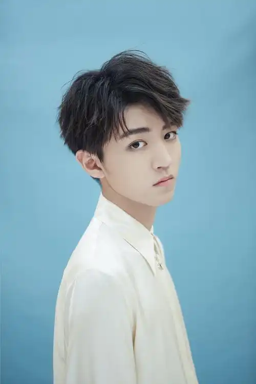 王俊凯19岁生日会回家 唯美海报白纱遮眼似画中仙