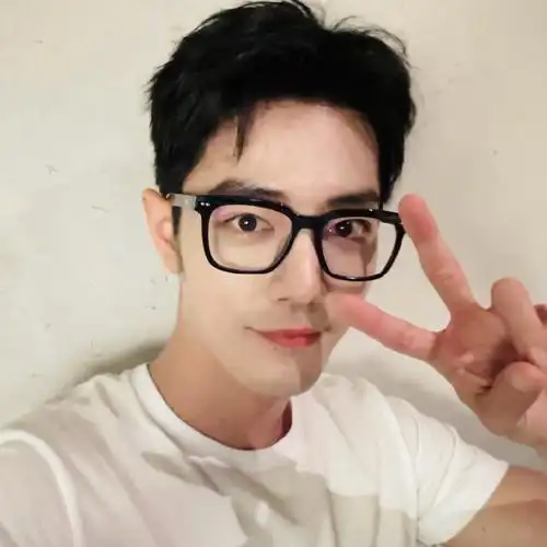 live自拍图#92#肖战微博视界大会#97 709915黑框和剪刀手