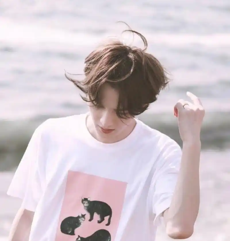 组图:朱正廷身穿小猫印花t恤干净清爽 置身海边嘟嘴拨发日系十足