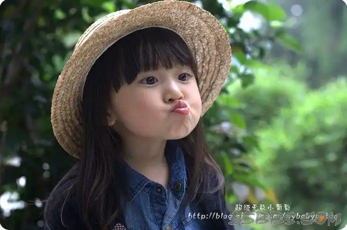 一个嘟着嘴的长发小女生,是一个头像.求