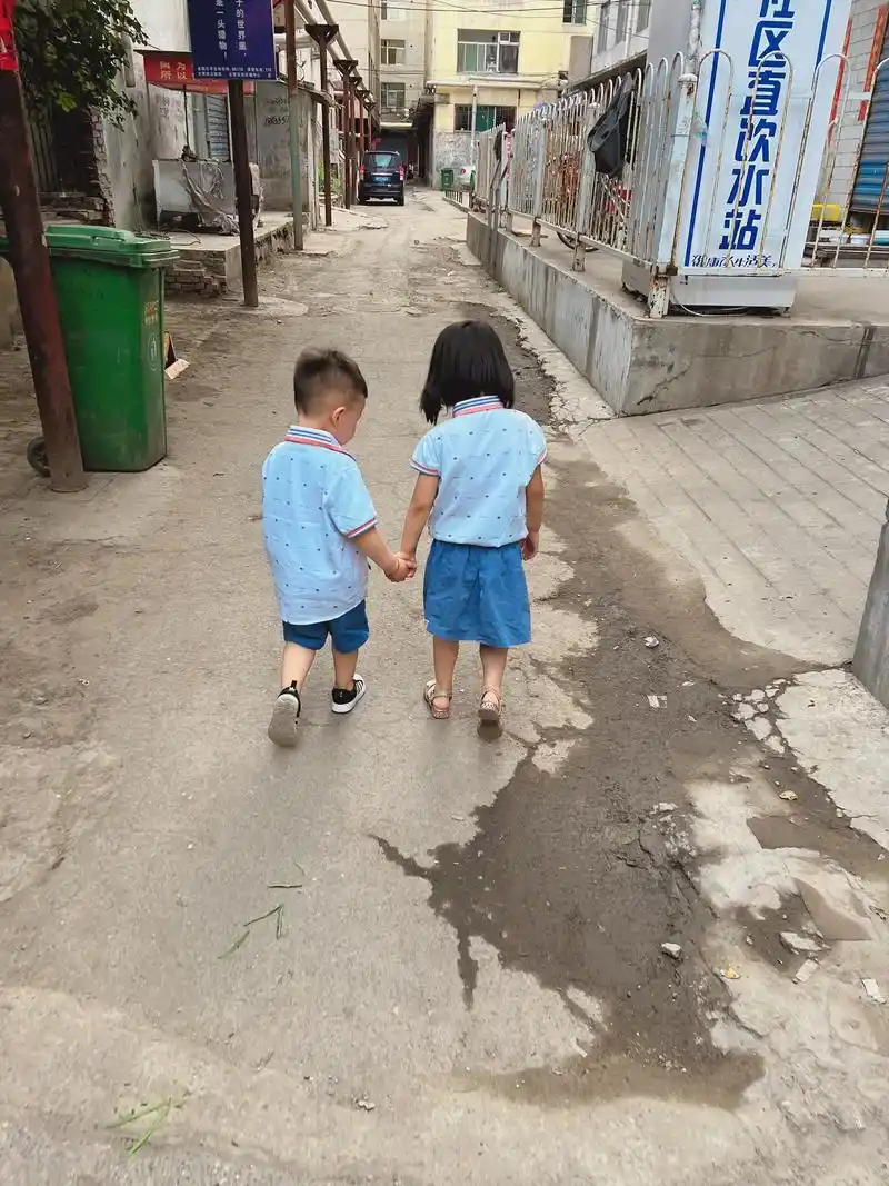 手拉手一起走 #姐弟俩的快乐时光 #只有照片能记录这份珍贵 - 抖音