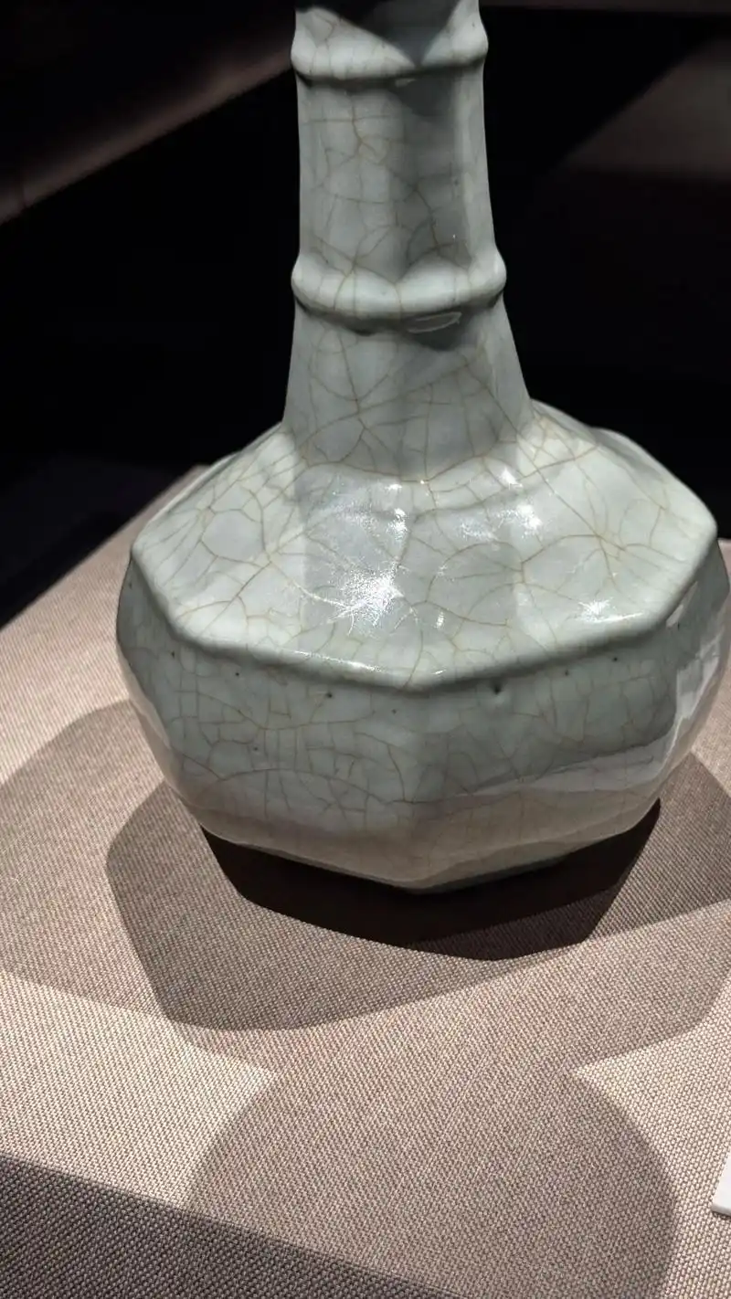 南宋官窑八方旋纹瓶,我们仔细品味一下这件器物的一些细节.#瓷