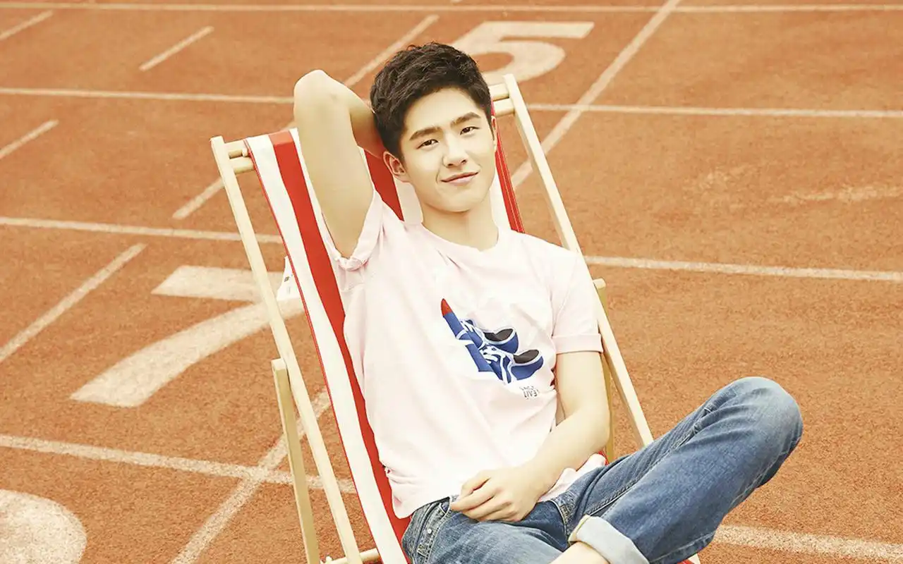 刘昊然校园青春帅气写真图片桌面壁纸