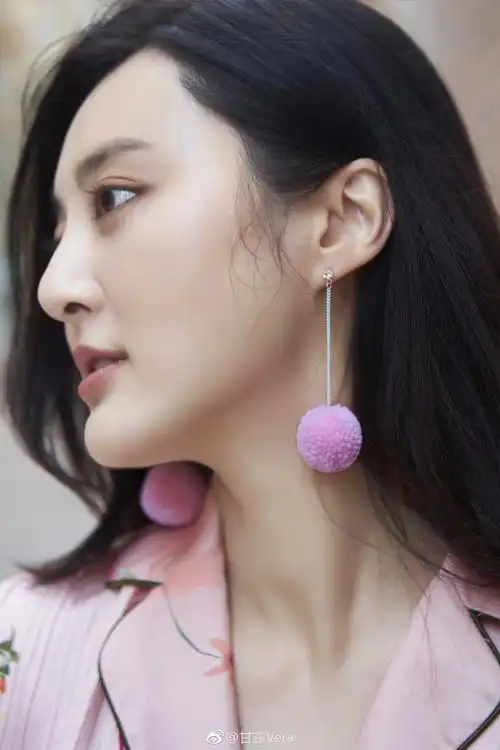 甘露粉红睡衣装美炸  实力演绎行走的衣架