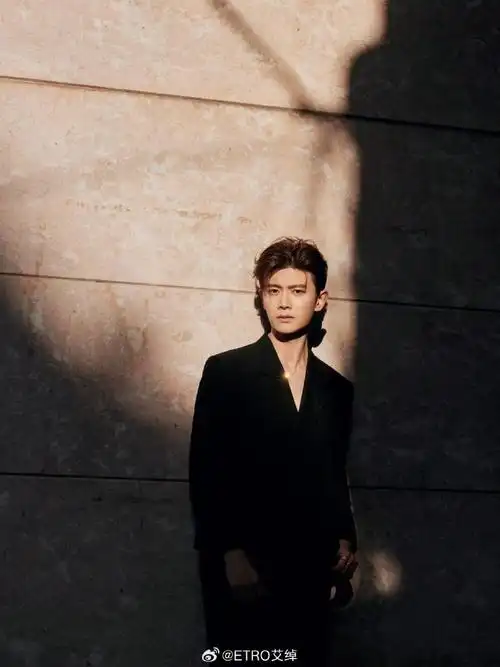 品牌代言人@任嘉伦allen身着#etro2023假日系列#亮相#2023爱奇艺尖叫