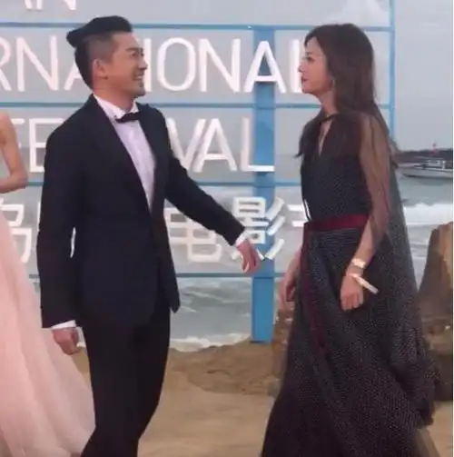 赵薇苏有朋难得同框合照,赵薇的小动作,小燕子还是那么机智