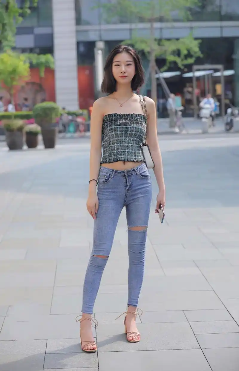 街拍美女,蓝色牛仔裤小姐姐,格子抹胸时尚又漂亮!