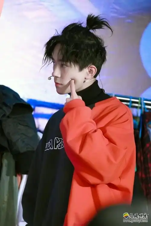 易烊千玺嘻哈装扮现身《这就是街舞》发布会:扎朝天辫,雅痞气质