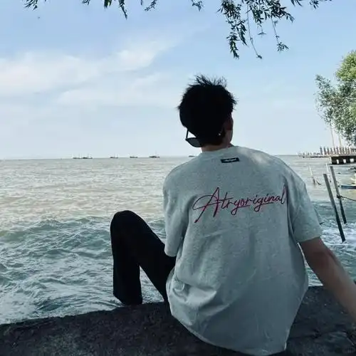 2024最新悲伤孤寂海边背影男生头像