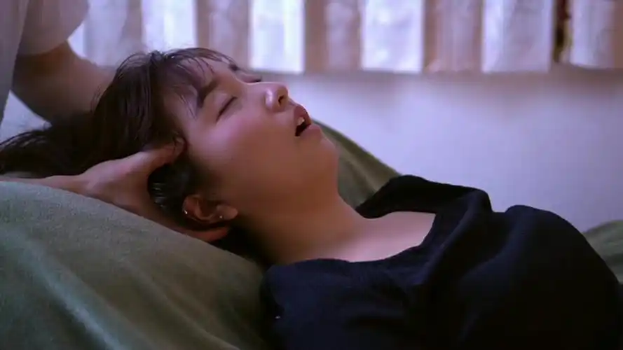 小姐姐按摩睡着 张嘴轻微鼾声