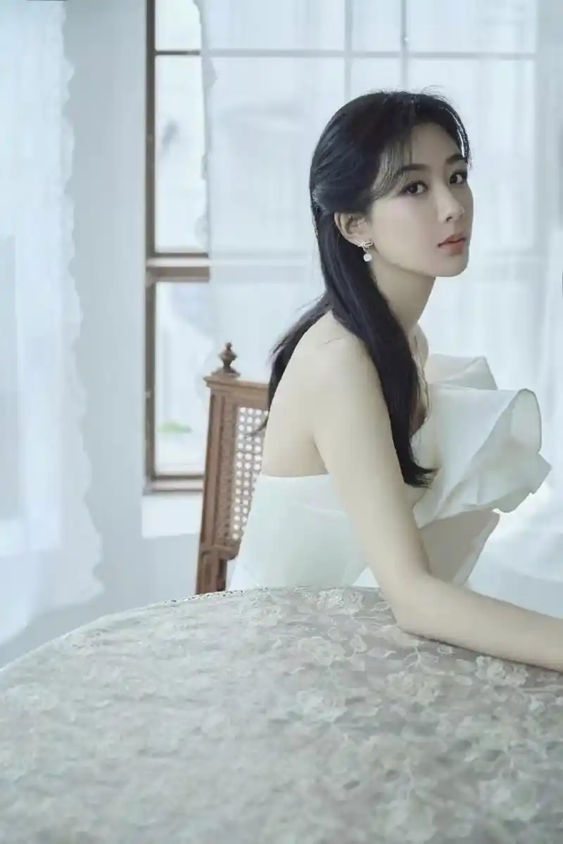 杨紫,一袭白色露肩礼服裙,大长腿白得发光,甜美又优雅.