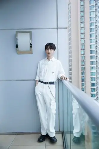 王俊凯白色系look清新明朗 穿简约背带衬衫设计感满满