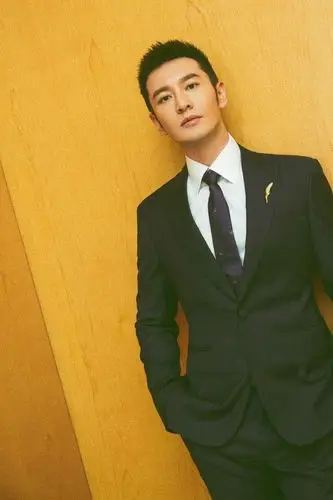 黄晓明助阵2017微博之夜红毯 蓝西装绅士风度十足