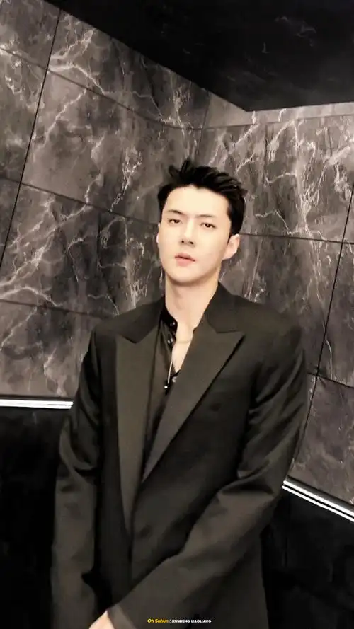 吴世勋c位#黑西装77皱眉77优越的t区77挺胸77长腿77属于