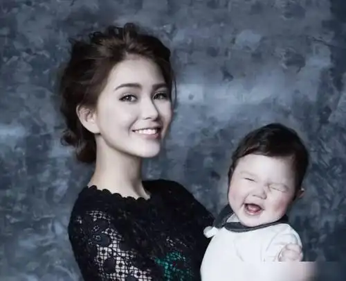 如果说到他的宝宝,应该不得不提到他的妻子昆凌.