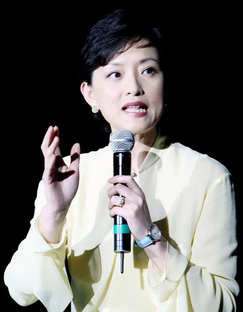 当女主持与杨澜进行互动时,她似乎有些紧张,时不时地看向提词器