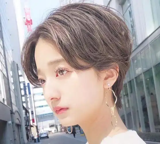 薄梅色带点挑染,是日本妹子比较喜欢的一种染发方式,蓬松的短发发型更