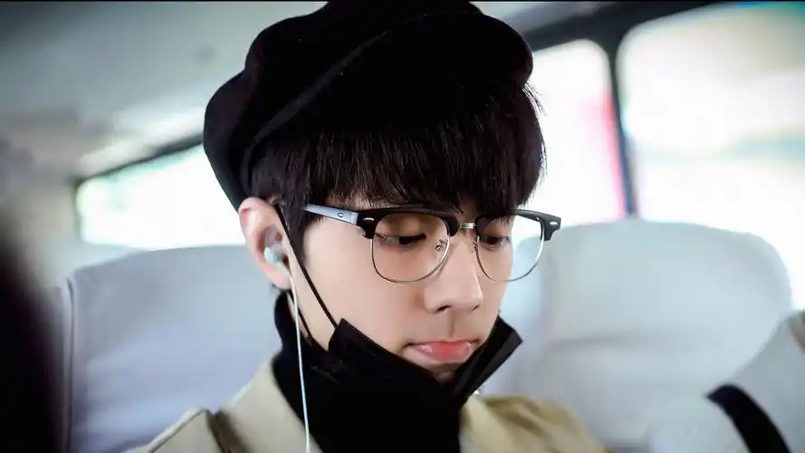 肖战壁纸图片高清霸气(肖战的超级好看的电脑壁纸)