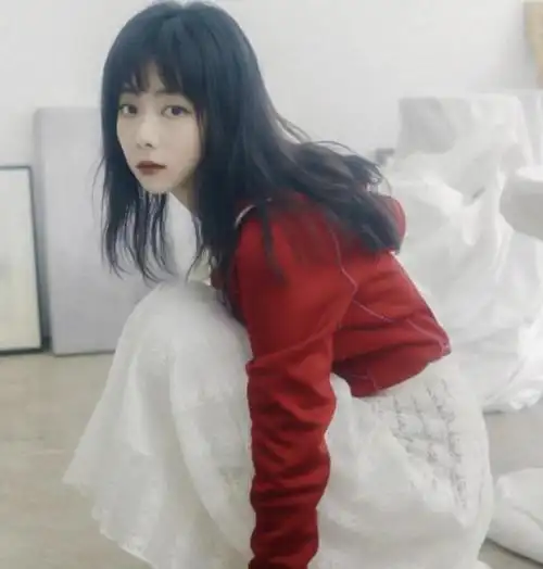 不老女神谭松韵为何上学时无人追看到她17岁校服照原来如此