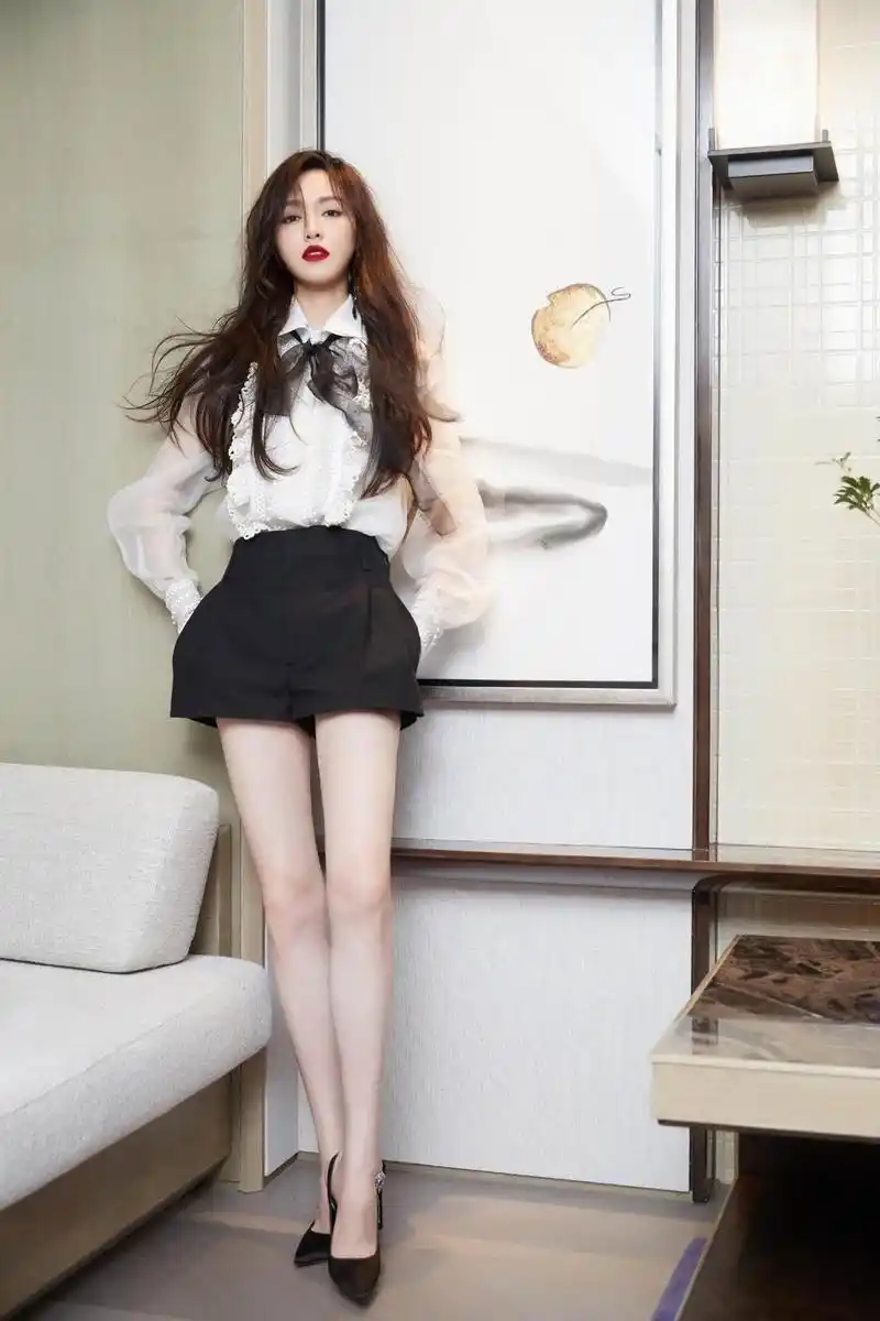 172cm唐嫣腿长优势太明显了,穿吊带裙配高跟鞋,这气场很像超模