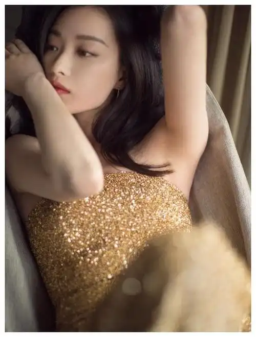 倪妮照片白的发光,肤色身材都让人羡慕,气质女神称号不是盖的