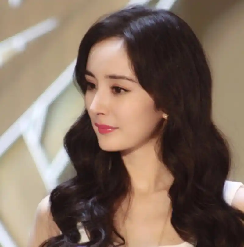 杨幂穿紧身裙出席颁奖典礼,注意看她礼服的背后,网友:露馅了!