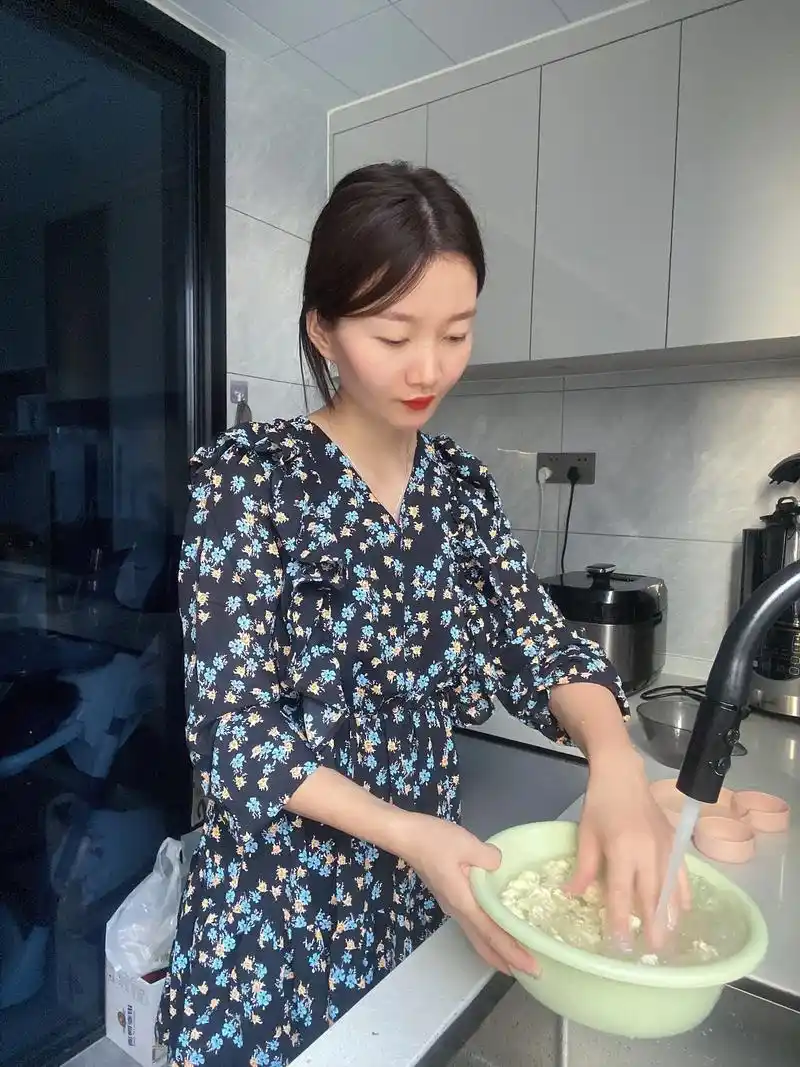 我不是什么娇生惯养的女孩,我会做饭做家务照顾孩子,父母从小到 - 抖