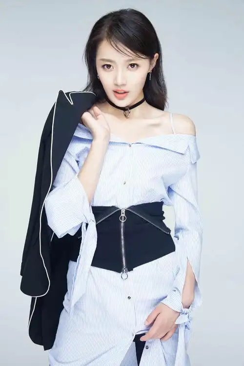 大势小花王秀竹时尚写真曝光 优雅大气表现亮眼