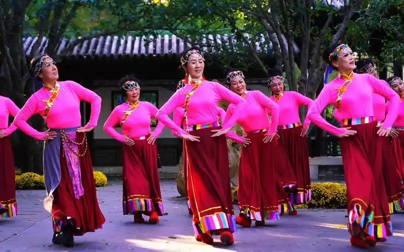 媛媛广场舞《蓝色天梦》团队版,歌醉舞美