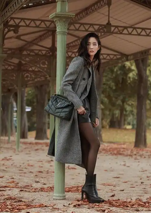 张钧甯果真是"时尚女王",皮衣外套配牛仔裤走机场,马丁靴a爆