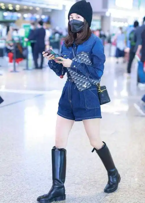 王子文穿搭真有一套,牛仔连体裤配骑士靴,洋气又显高