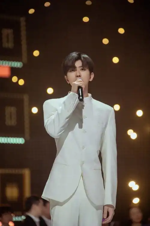 蔡徐坤穿着mans 2021春夏白色系立领西装