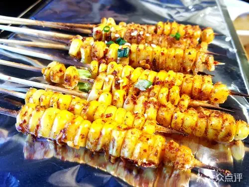 含笑的玉米粒是道费功夫的美味烤串,一粒粒玉米串起来,看着就令人