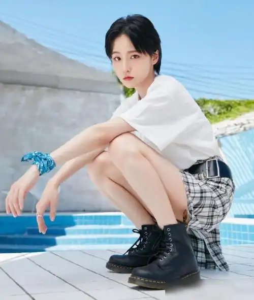 靠着"诸葛大力"一角成果出圈的成果,现如今也成为了一名很会打扮自己