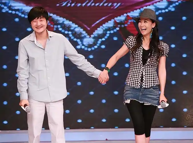 王大治这是缺钱?和漂亮老婆穿廉价衣看廉价房,网友:这么惨吗?