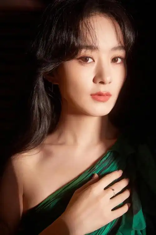 赵丽颖绿色斜肩长裙优雅写真