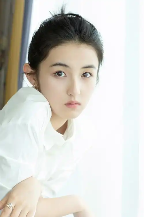 张子枫夏日清新营业再见少年见面会分享倔强青春