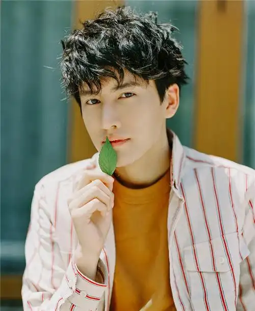 赵越最新写真曝光 青春气息十足