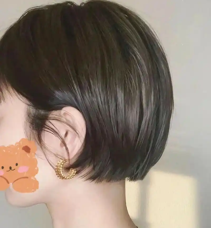 干净利落齐耳短发 头发长度 头发到下巴和锁骨的中间 圆脸妹妹可以短
